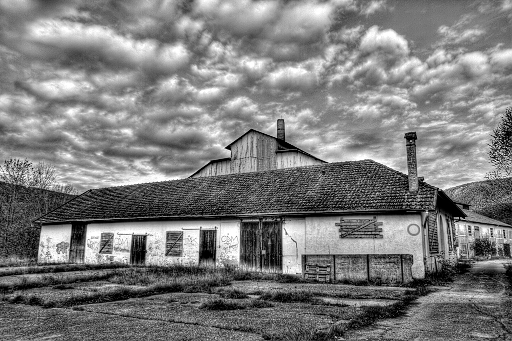 la presta usine d'asphalt val de travers jura neuchatel urbanexploration.ch urban exploration urbex bern switzerland schweiz hdr hdri schwarz-weiss  